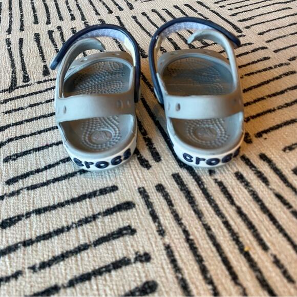 Crocs Kids Gray and Navy Sandals 5C - Picture 3 of 7